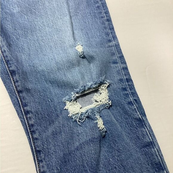 Levi’s NWT Cropped Distressed Light Wash Button Fly Jeans 30x26 - Picture 3 of 9